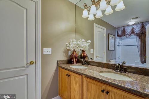 43527 Butler Pl, Leesburg VA 20176-7428 exterior