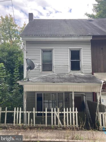 70 Oakland Ave, Ashland, PA 17921-1408