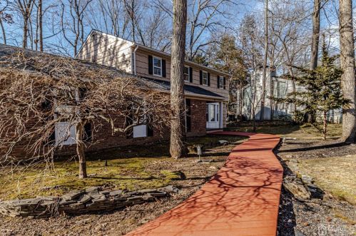 3 Quaker Dr, East Brunswick, NJ 08816-3238