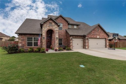 1555 Springlake Dr, Fayetteville, AR 72701-8930