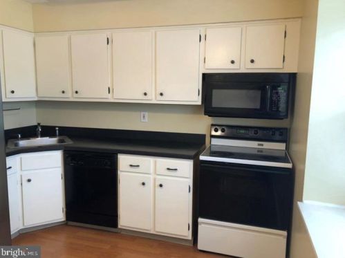 1304 Silver Ct, Trenton NJ  08690-3525 exterior