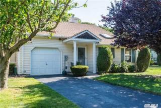 551 Race Pl, Oakdale, NY 11769-1725