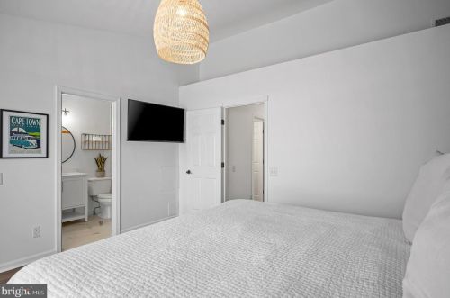 302 Hedgestone Ter, Leesburg VA  20176-4842 exterior