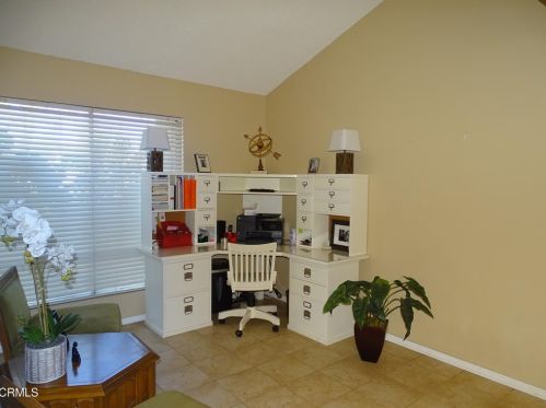 704 Holly Ave, Oxnard CA 93036-1907 exterior