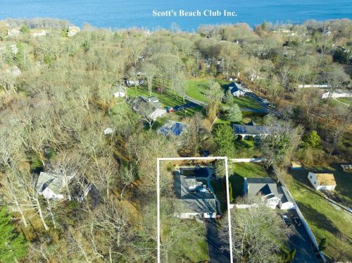 293 Lower Rocky Point Rd, Scotts Beach, NY 11789-1032