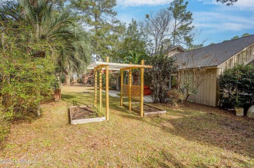 30 Chesterfield Dr, Beaufort SC  29906-9006 exterior