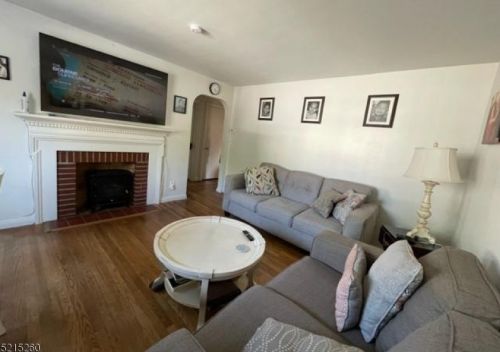 33 Whippany Ave, West Paterson, NJ 07424-2553
