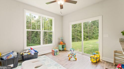 1077 Mountain View Rd, Fredericksburg VA  22406-4429 exterior