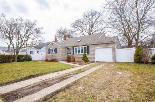 92 21st St, Deer Park, NY 11729-3920