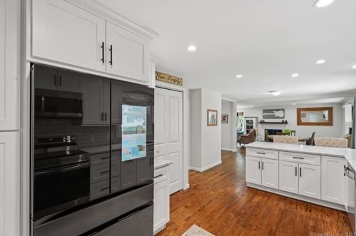 9 Lamplight Dr, Kensington CT  06037-1805 exterior