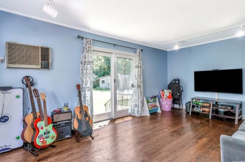 6 Stuart Ct, Huntington Station NY  11746-4237 exterior