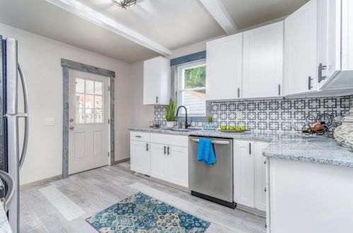 602 New Castle St, Zelienople PA  16063-1049 exterior