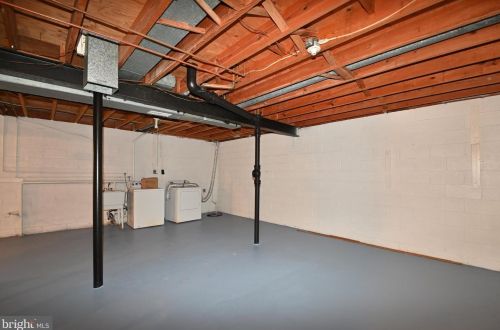 6153 Roxbury Ave, Springfield VA  22152-1625 exterior
