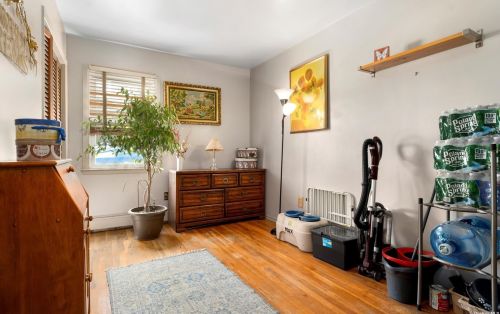 1727 Park Ave, New Hyde Park NY  11040-4057 exterior