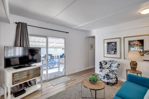 66 Hummingbird Ln, Oceanside CA  92057-6450 exterior