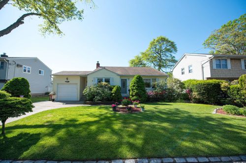 330 Greenlawn Ter, Copiague, NY 11726-4415