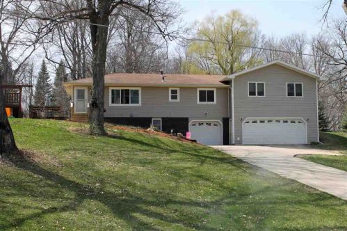 104 Maplewood Dr, Denver, IA 50622-1053