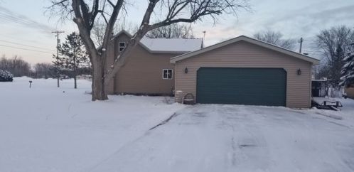 910 North St, New London, WI 54961-1022