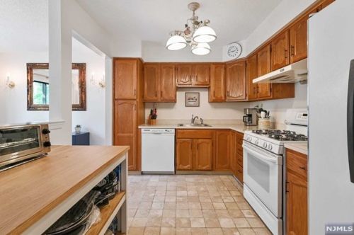 72 Fromm Ct, Mahwah NJ  07430-2958 exterior
