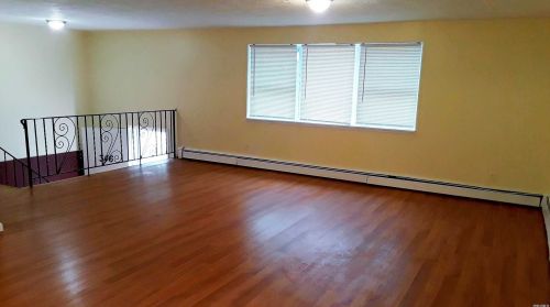 346 Sherman St, Westbury, NY 11590-3759