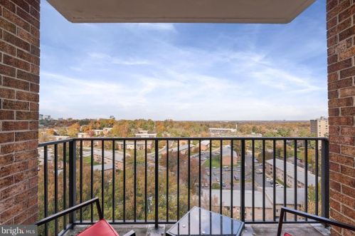 2300 Pimmit Dr, Falls Church VA  22043-2828 exterior