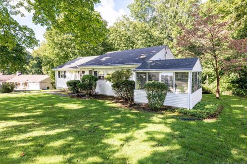 10 Evergreen Dr, North Branford, CT 06471-1433