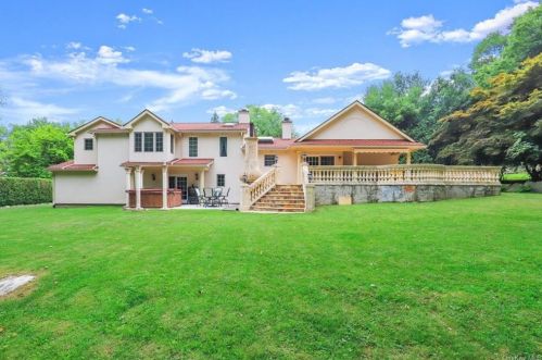 471 Bonnie Ct, Yorktown Hgts NY  10598-2001 exterior