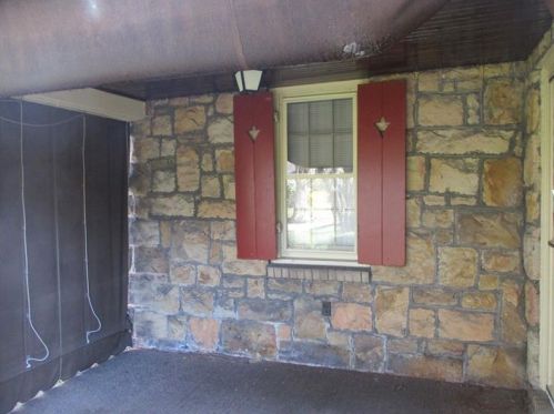 1064 Woodberry Rd, New Kensington, PA 15068-5308