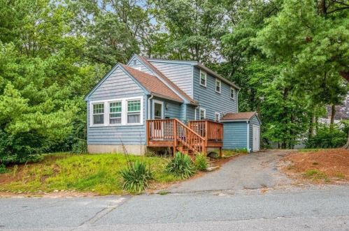 74 South St, Holbrook, MA 02343-2039