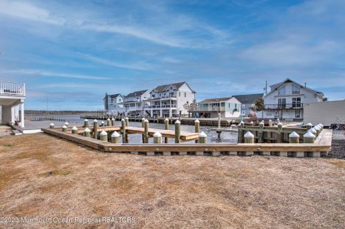 1217 Niihau Dr, Lacey NJ  08731-4702 exterior