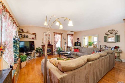 96 Lyon Pl, Lynbrook, NY 11563-2421
