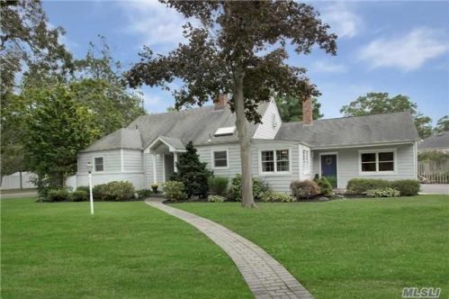 2 Gamecock Ln, Babylon, NY 11702-3102