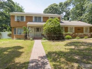 565 Inlet Ln, Greenport, NY 11944-2433