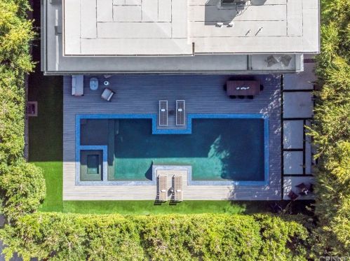 15245 Greenleaf St, Van Nuys CA 91403-4010 exterior