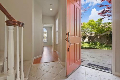 2044 Sugarbowl Way, Lodi CA  95242-4752 exterior