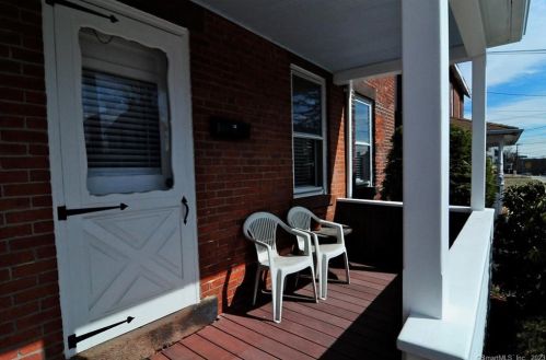 33 Grove St, Windsor Locks CT  06096-1829 exterior