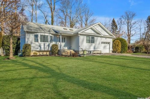 17 Daisy Dr, San Remo, NY 11754-3258