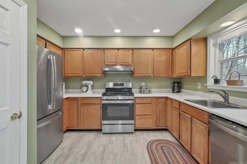 3 Geering Way, Fishkill NY  12524-1136 exterior