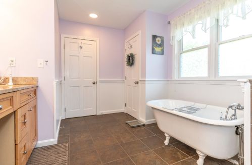 8 Canter Ct, Nashua NH  03063-2929 exterior