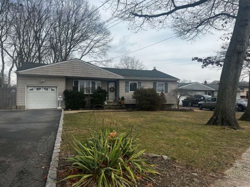 443 Commack Rd, Islip Manor, NY 11751-1003