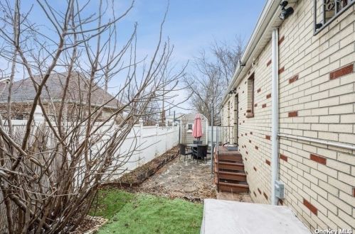717 Harding Park, Bronx, NY 10473-2302