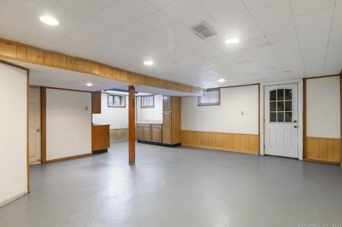 18 Phillips St, United States Coast Guard Ac CT  06320-2619 exterior