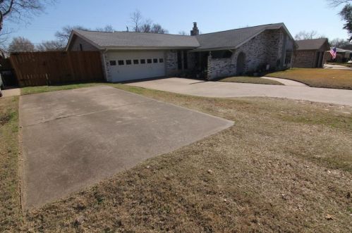 3324 Spring Valley Dr, Bedford, TX 76021-2222