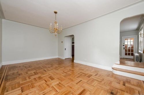 2340 Laconia Ave, Bronx NY  10469-1441 exterior