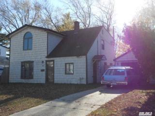 30 Forge Ln, Plainedge, NY 11756-4944