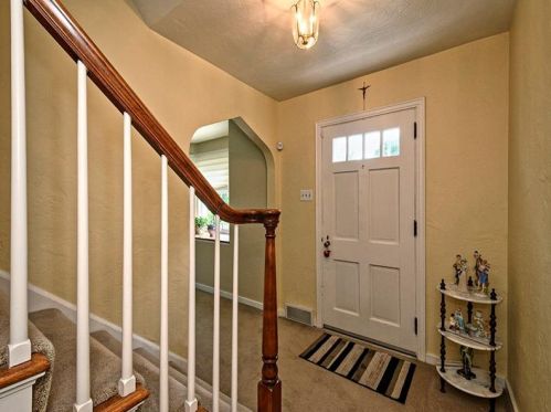 204 Summerfield Dr, Whitaker, PA 15120-3349