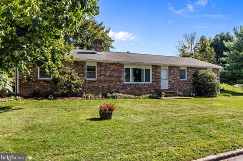 1460 Webster Dr, Carlisle, PA 17015-9189