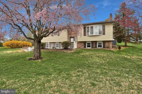 11 Cheltenham Dr, Hummelstown PA  17036-9253 exterior