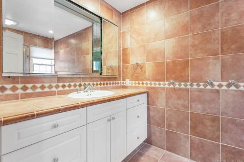 163 Barncroft Rd, Stamford CT 06902-1253 exterior