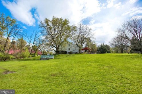 6411 Devonshire Hts Rd, Harrisburg PA 17111-4818 exterior